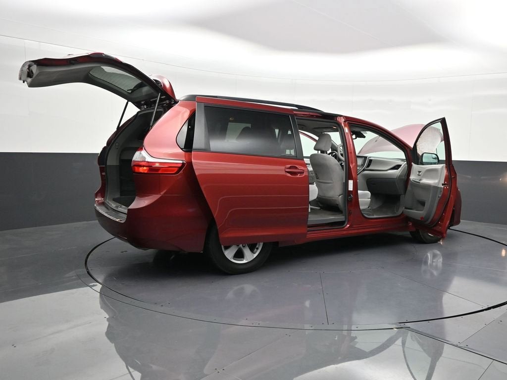 2020 Toyota Sienna LE Auto Access Seat