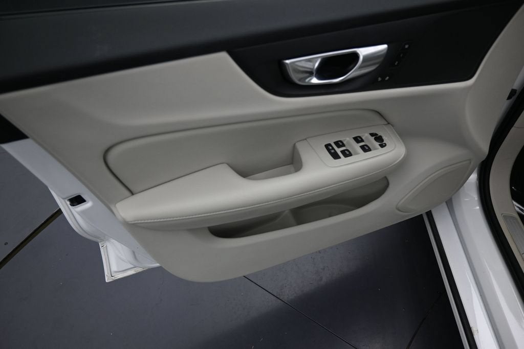 2024 Volvo S60 B5 Plus Dark Theme