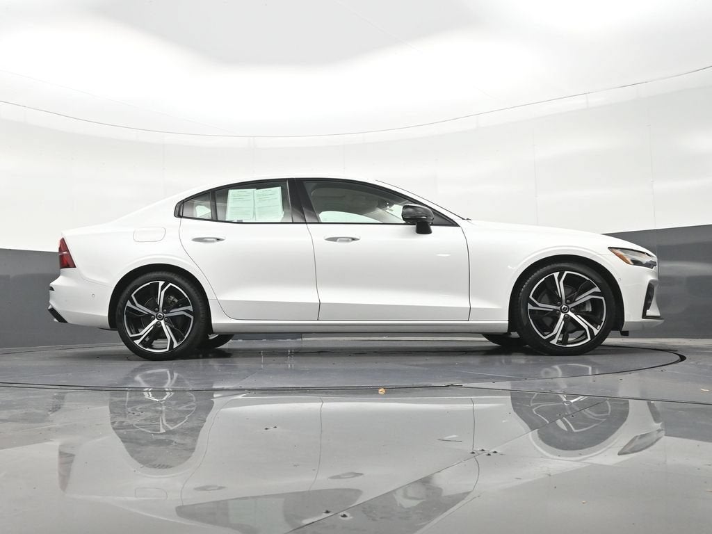 2024 Volvo S60 B5 Plus Dark Theme