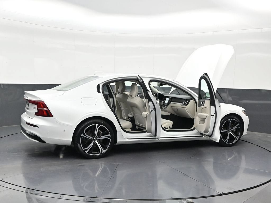 2024 Volvo S60 B5 Plus Dark Theme