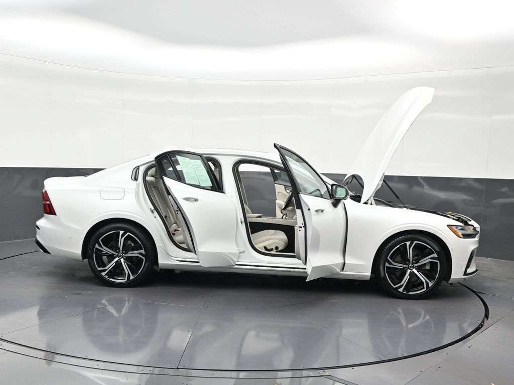 2024 Volvo S60 B5 Plus Dark Theme