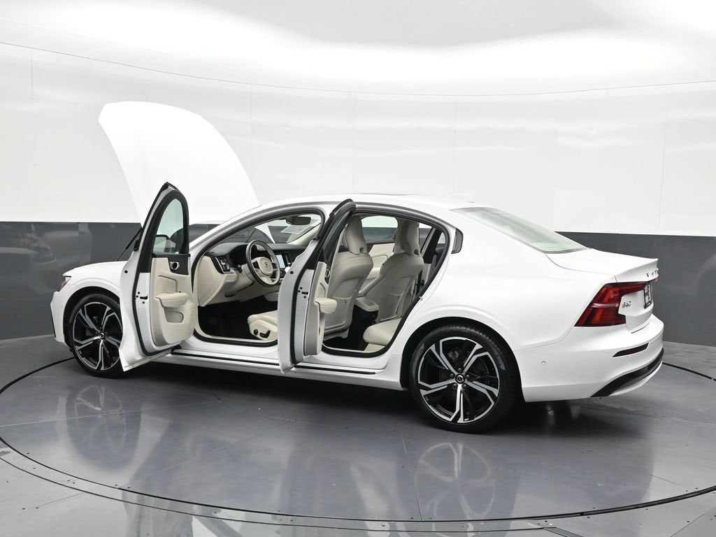 2024 Volvo S60 B5 Plus Dark Theme