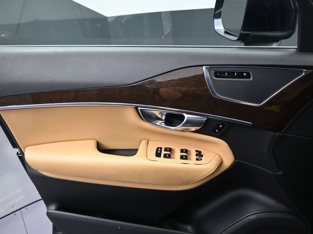 2016 Volvo XC90 T6 Momentum