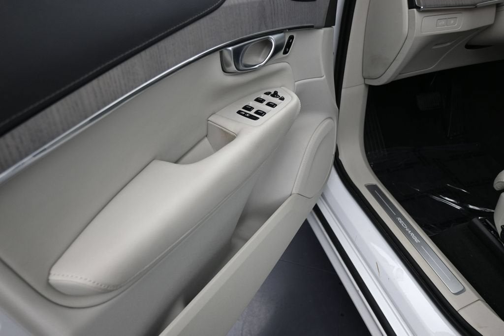 2024 Volvo XC90 Recharge Plug-In Hybrid T8 Ultimate Bright Theme 7-Seater