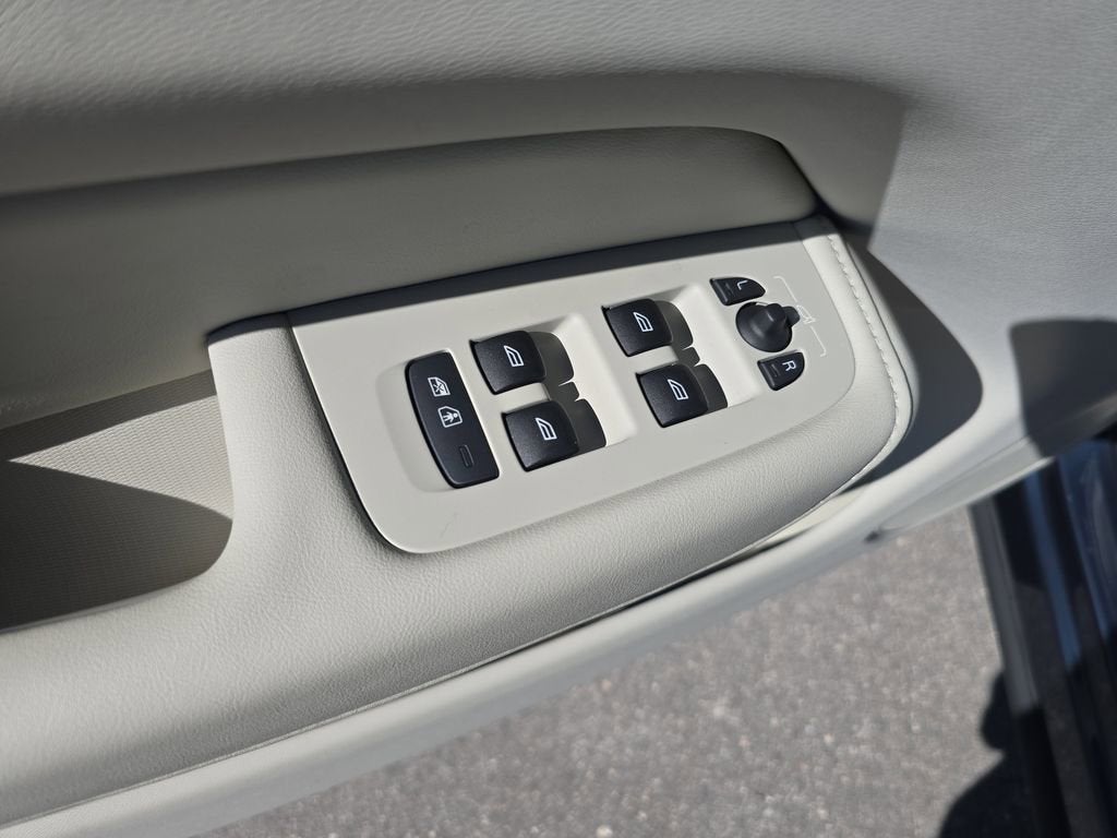 2024 Volvo XC60 Recharge Plug-In Hyb Plus Dark Theme