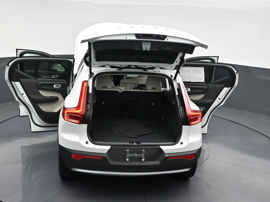 2023 Volvo XC40 Plus Bright Theme