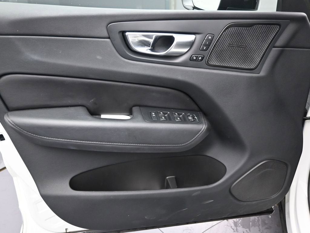 2023 Volvo XC60 Plus Dark Theme