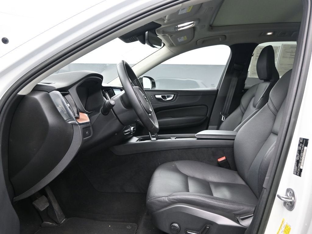 2023 Volvo XC60 Plus Dark Theme