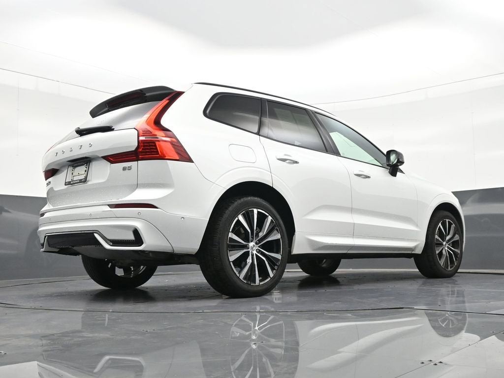 2023 Volvo XC60 Plus Dark Theme