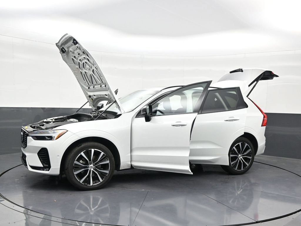 2023 Volvo XC60 Plus Dark Theme