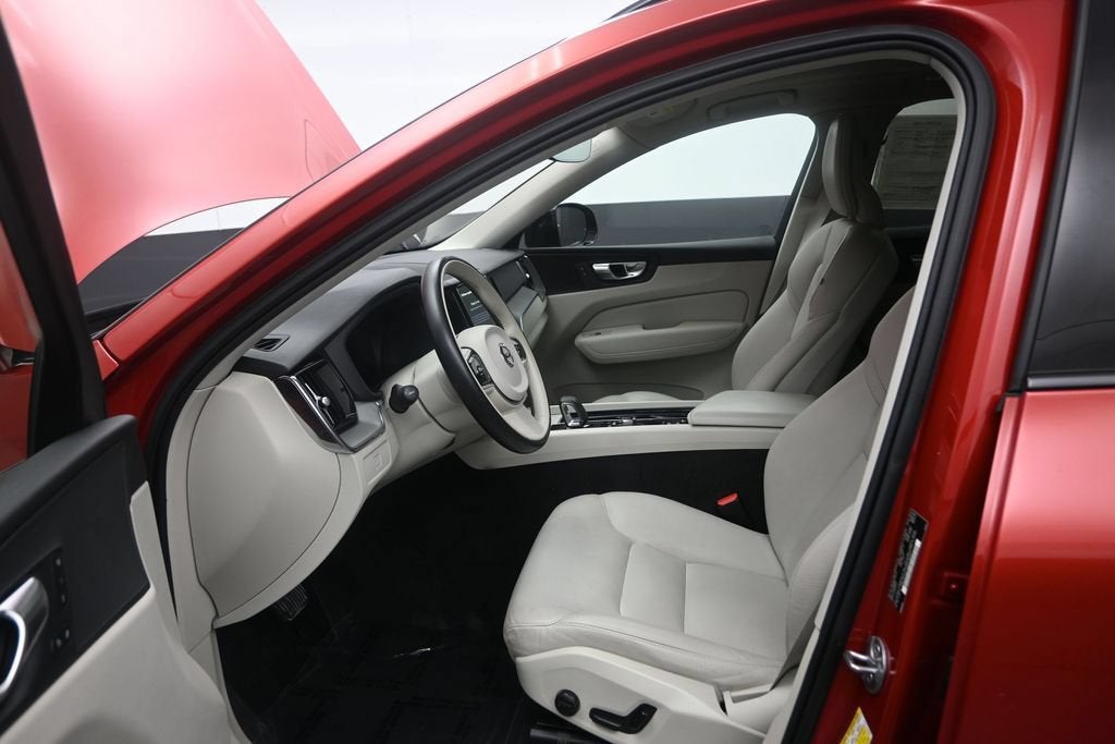 2024 Volvo XC60 Core Dark Theme