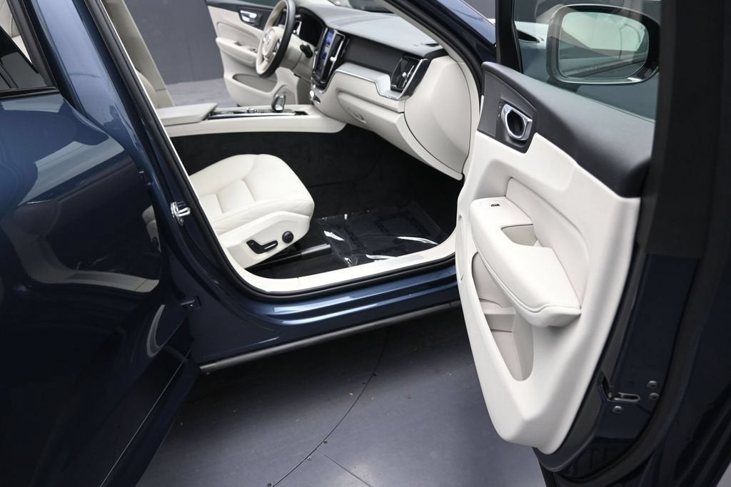 2024 Volvo XC60 B5 Core Dark Theme