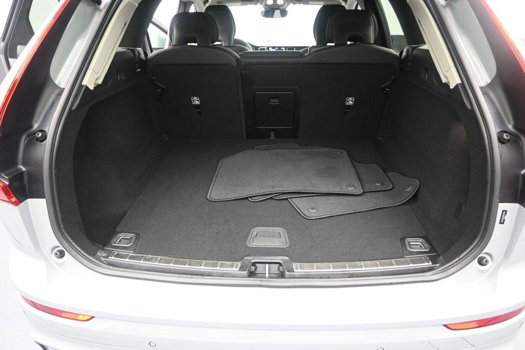 2024 Volvo XC60 Plus Dark Theme