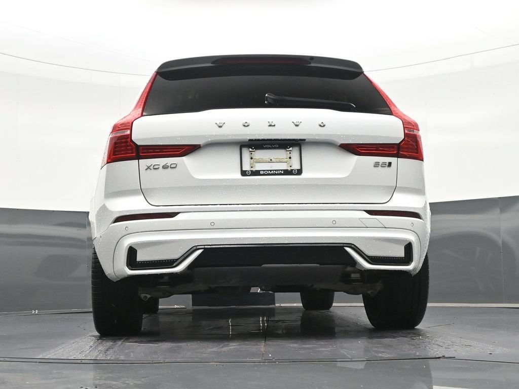 2024 Volvo XC60 B5 Ultimate Dark Theme