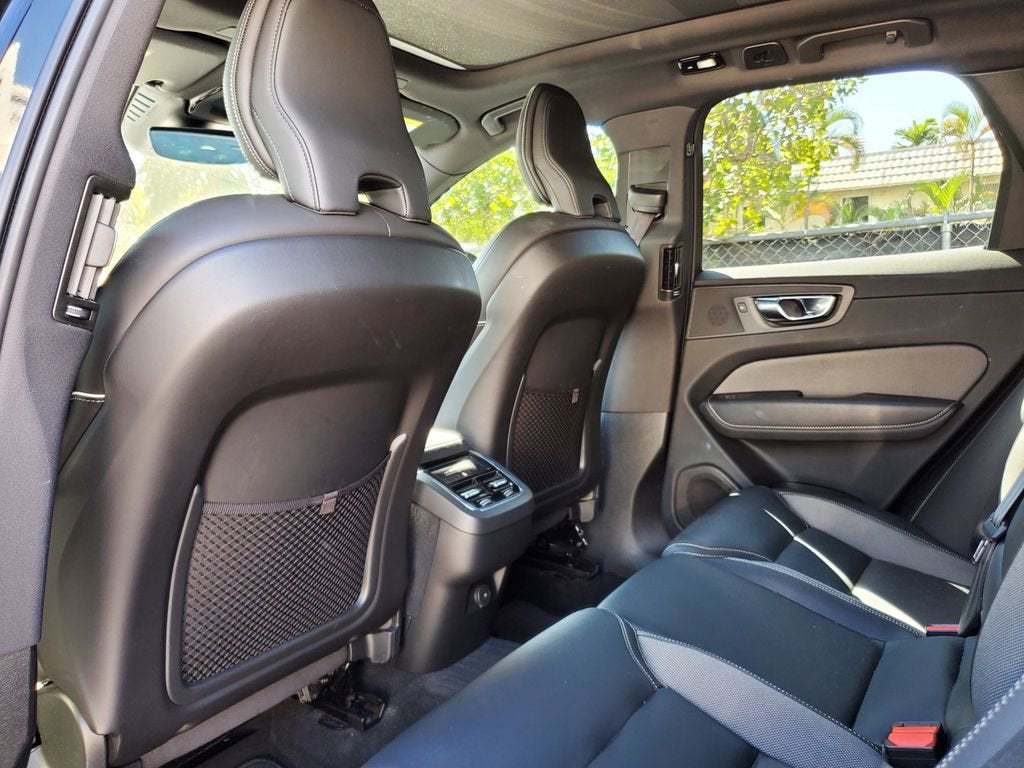 2022 Volvo XC60 R-Design