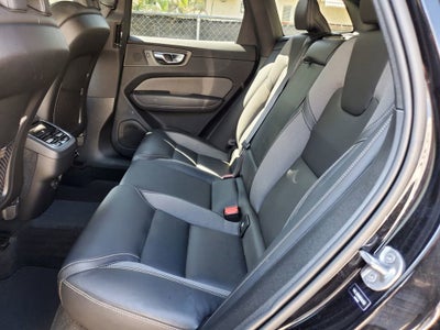 2022 Volvo XC60 R-Design