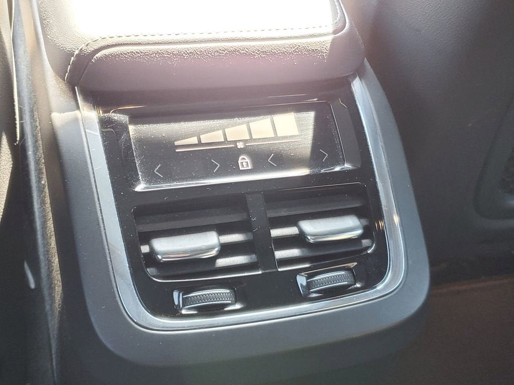 2022 Volvo XC60 R-Design