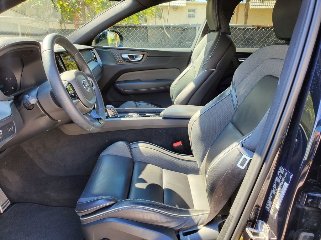 2022 Volvo XC60 R-Design