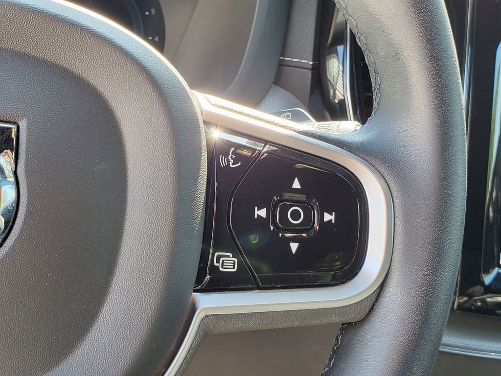 2022 Volvo XC60 R-Design