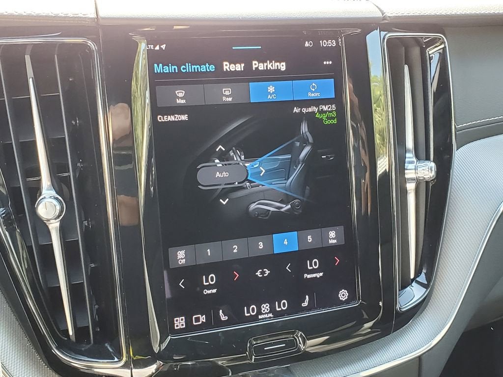 2022 Volvo XC60 R-Design