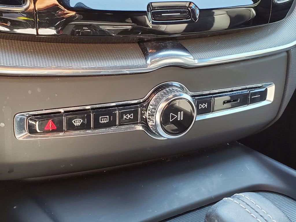 2022 Volvo XC60 R-Design