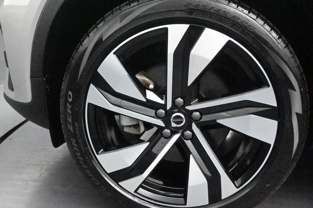 2023 Volvo XC40 Plus Bright Theme