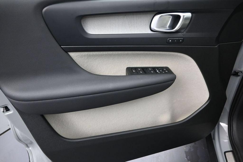2025 Volvo XC40 Plus Bright Theme