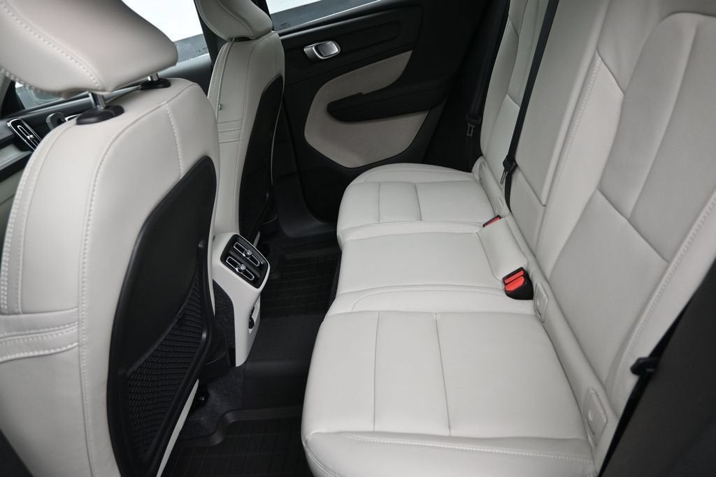 2025 Volvo XC40 Plus Bright Theme