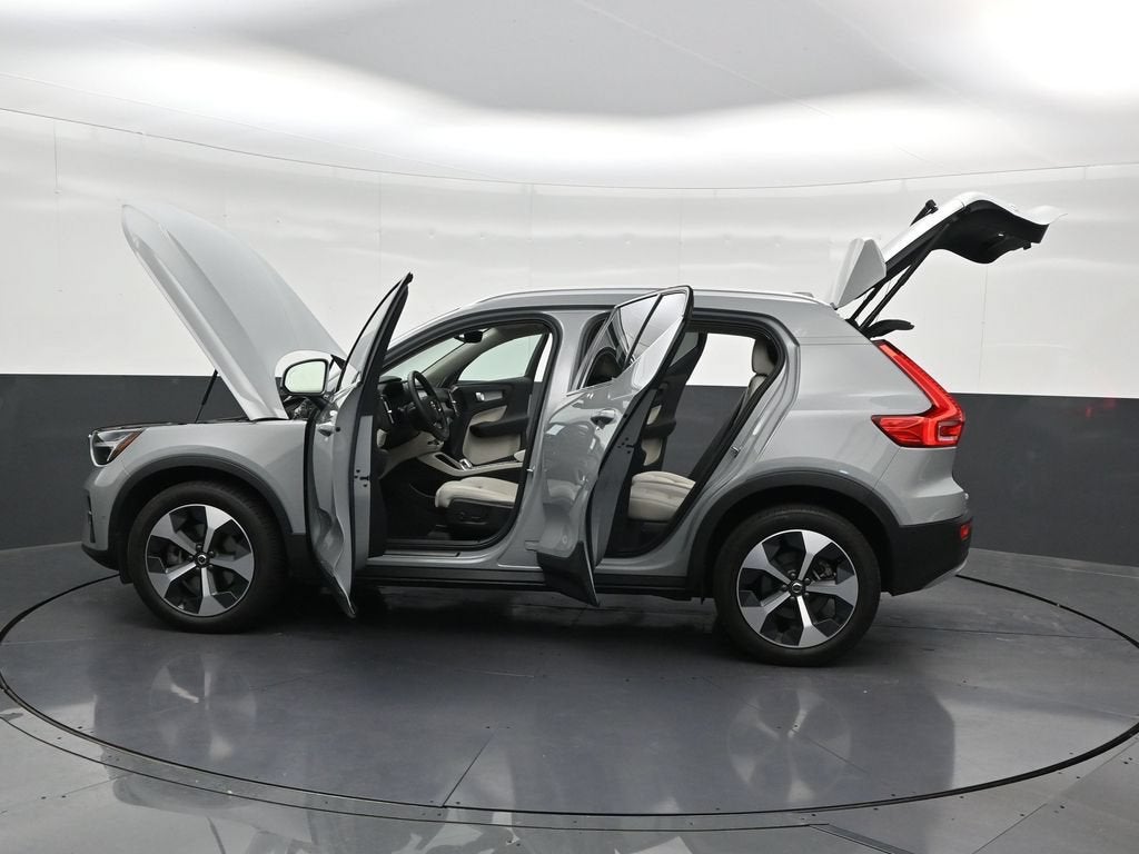 2025 Volvo XC40 Plus Bright Theme