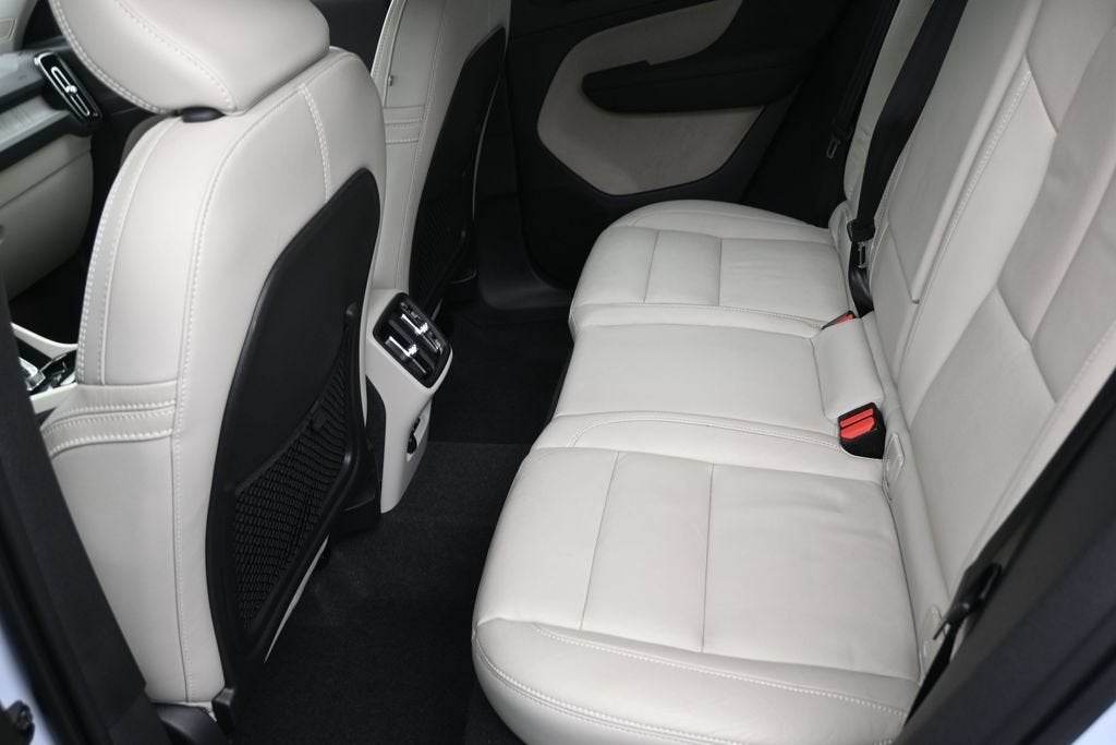 2024 Volvo XC40 Plus Dark Theme