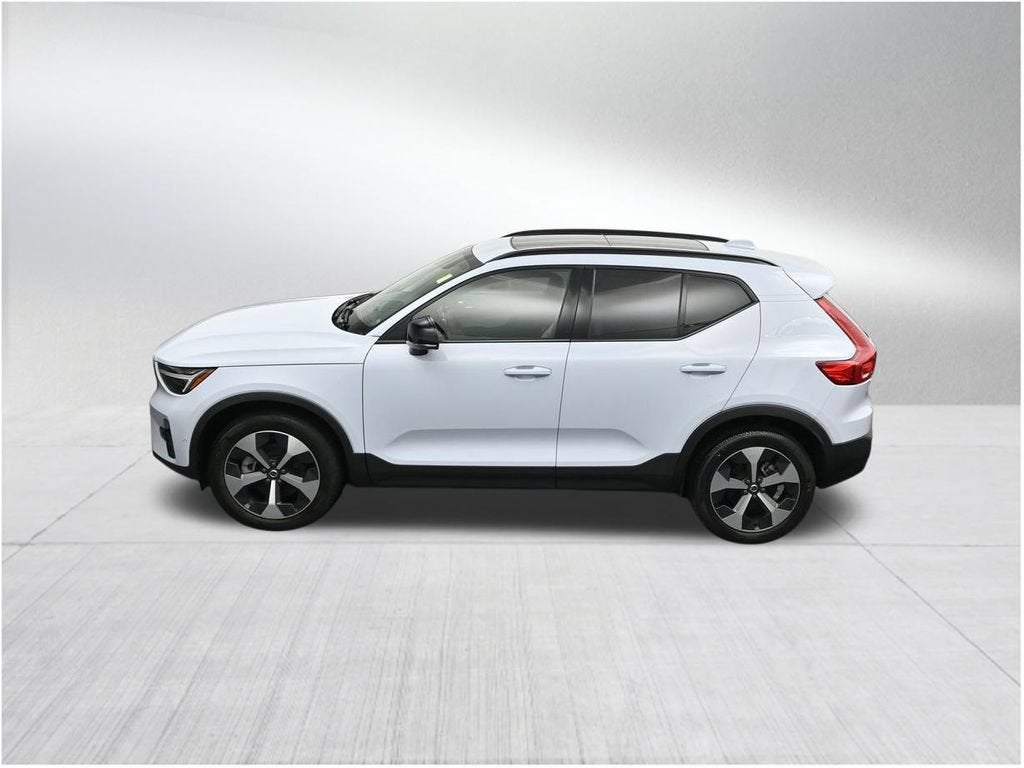 2024 Volvo XC40 Plus Dark Theme