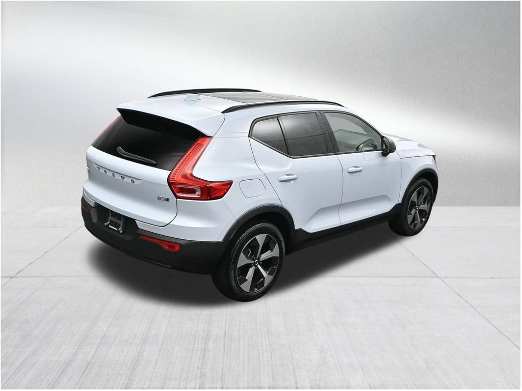 2024 Volvo XC40 Plus Dark Theme