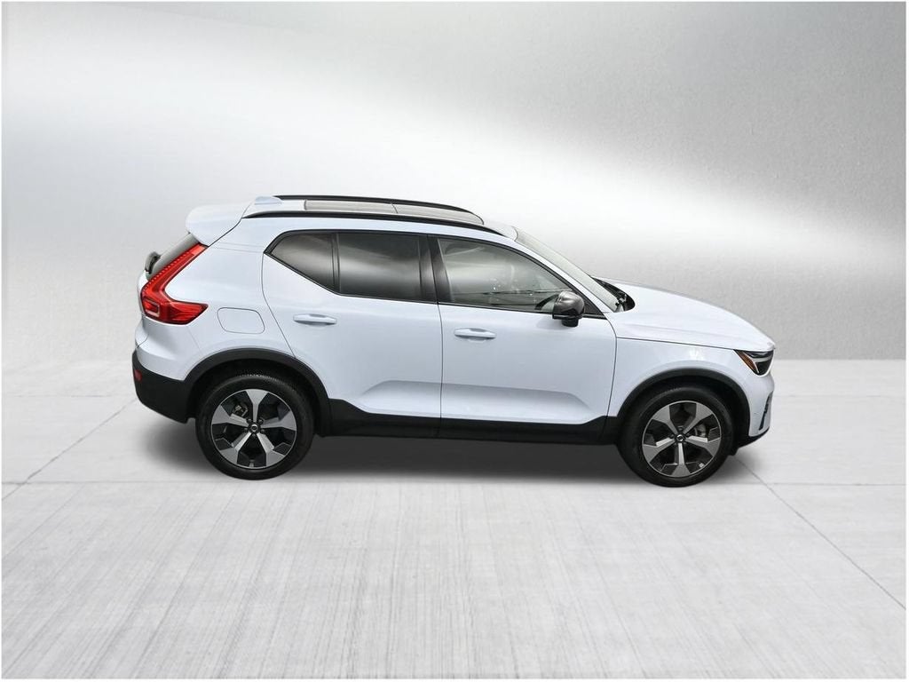 2024 Volvo XC40 Plus Dark Theme