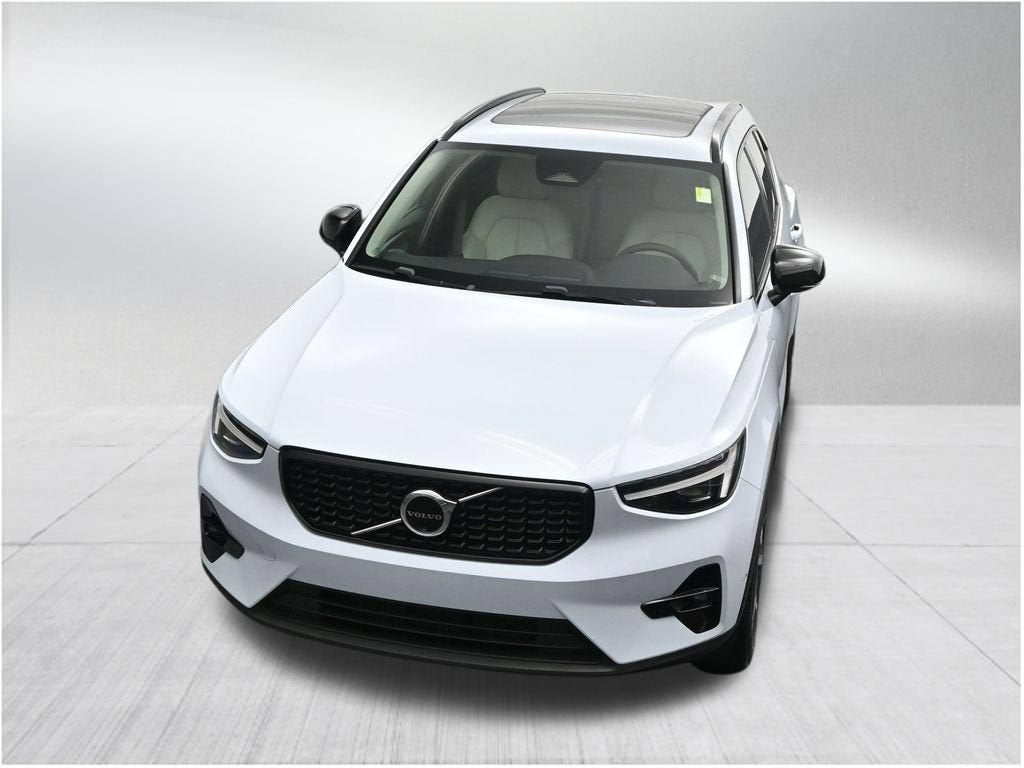 2024 Volvo XC40 Plus Dark Theme