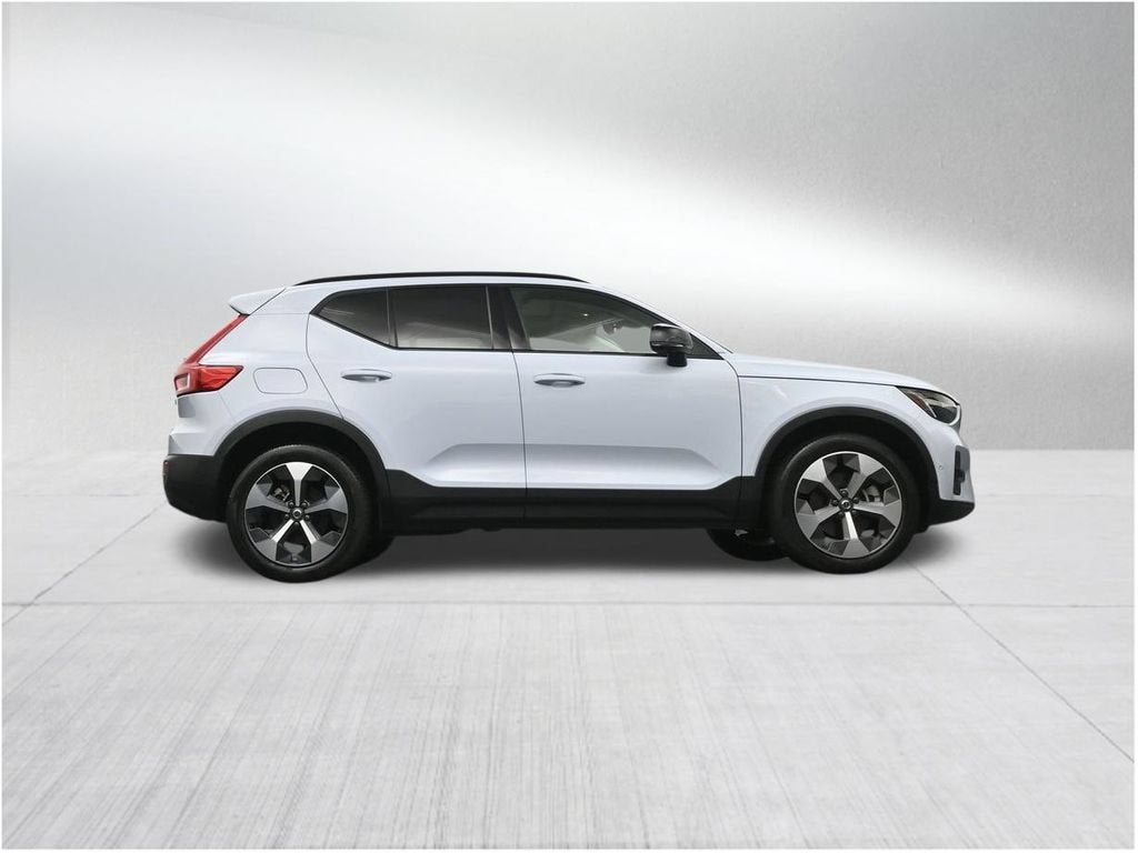 2024 Volvo XC40 Plus Dark Theme