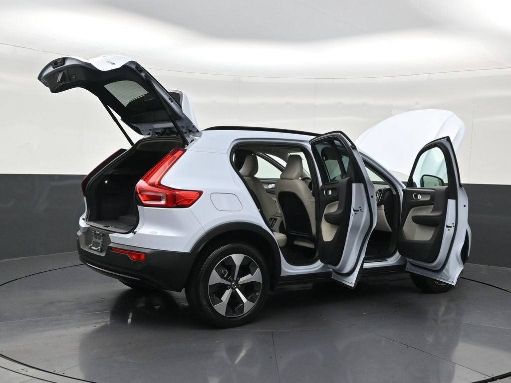 2024 Volvo XC40 Plus Dark Theme