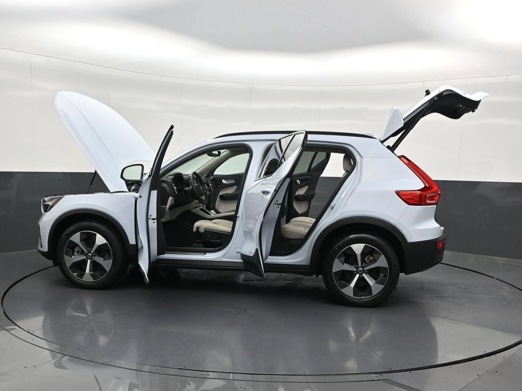 2024 Volvo XC40 Plus Dark Theme