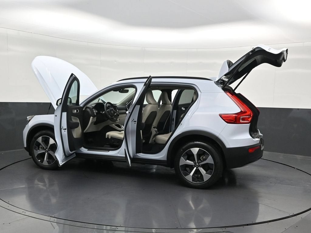 2024 Volvo XC40 Plus Dark Theme
