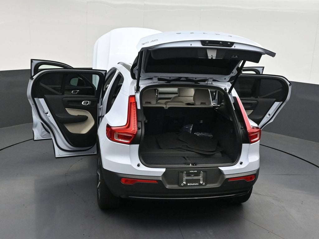 2024 Volvo XC40 Plus Dark Theme