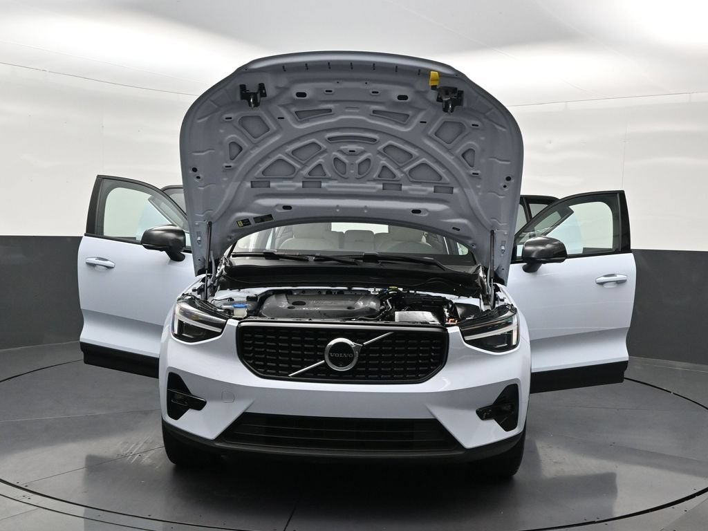 2024 Volvo XC40 Plus Dark Theme