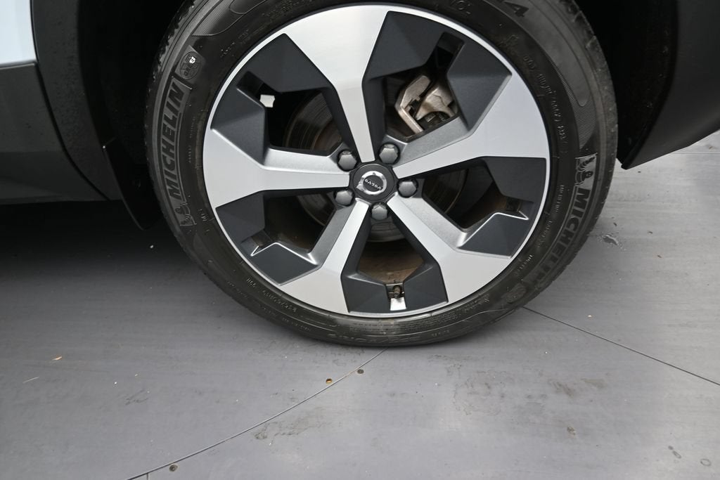 2024 Volvo XC40 Plus Dark Theme