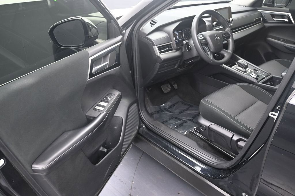 2022 Mitsubishi Outlander ES