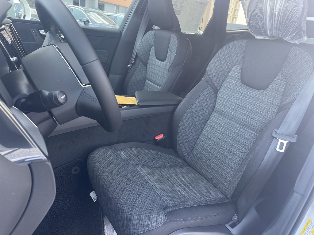 2023 Volvo XC60 Recharge Plug-In Hybrid T8 Core Bright Theme