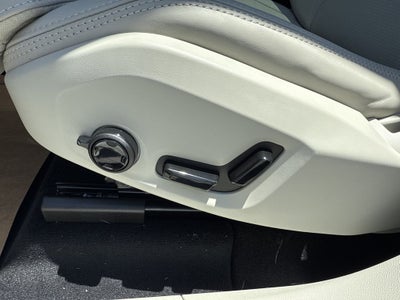 2025 Volvo XC60 Plug-In Hybrid T8 Ultra