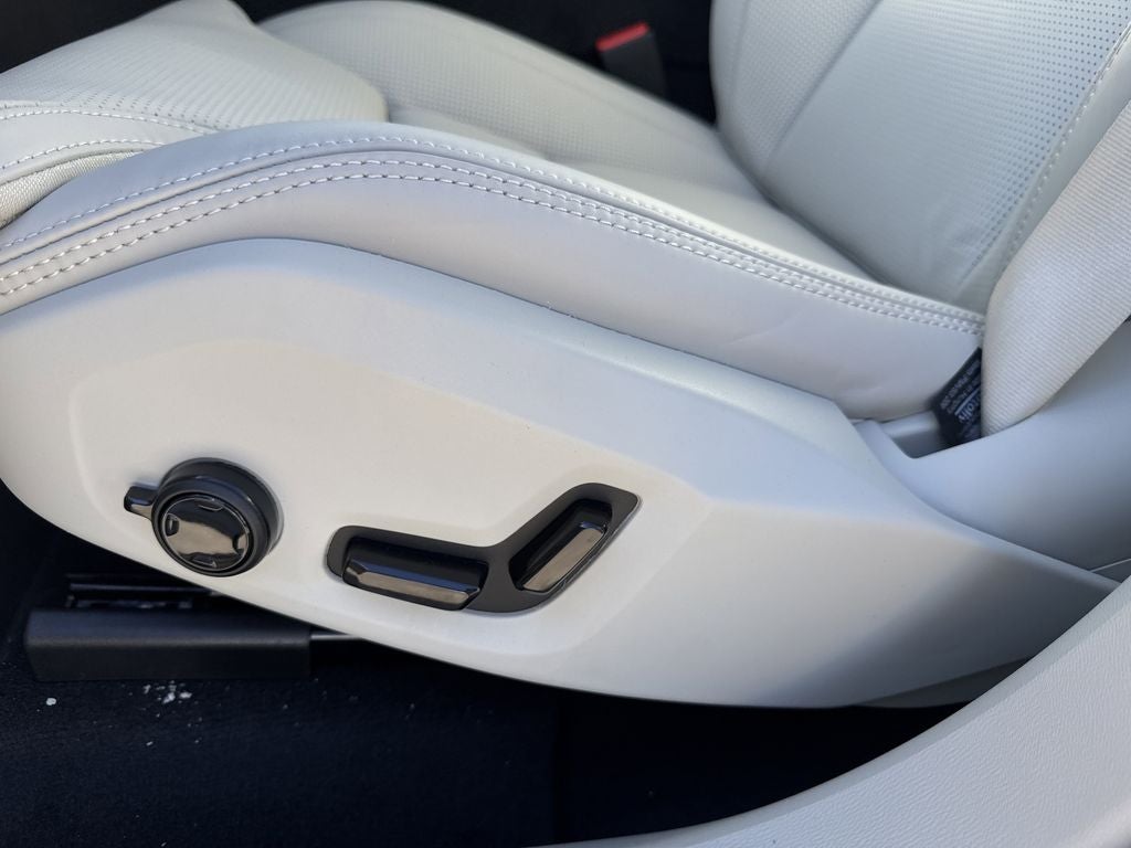 2025 Volvo XC60 Plug-In Hybrid T8 Ultra