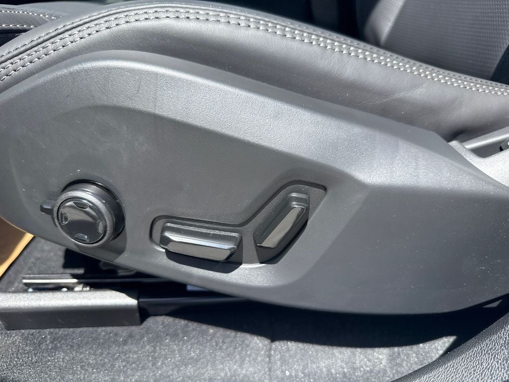 2025 Volvo XC60 Plug-In Hybrid T8 Ultra