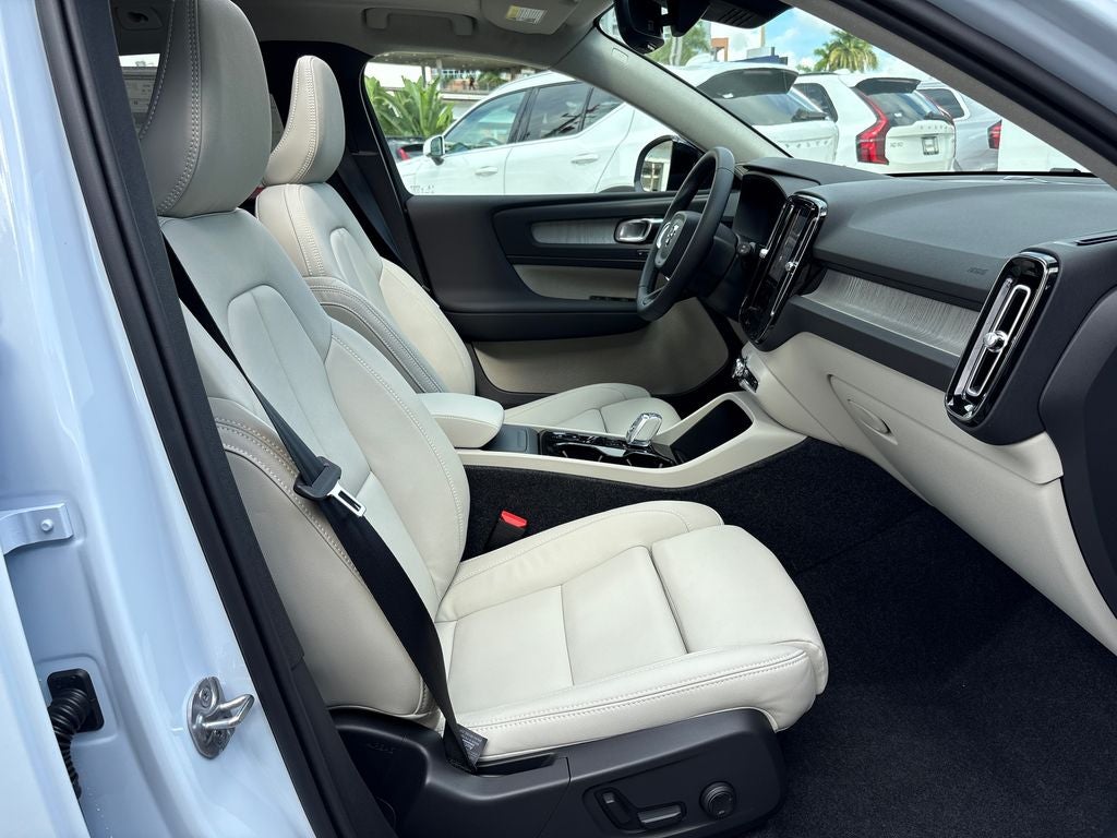 2026 Volvo XC40 B5 Plus