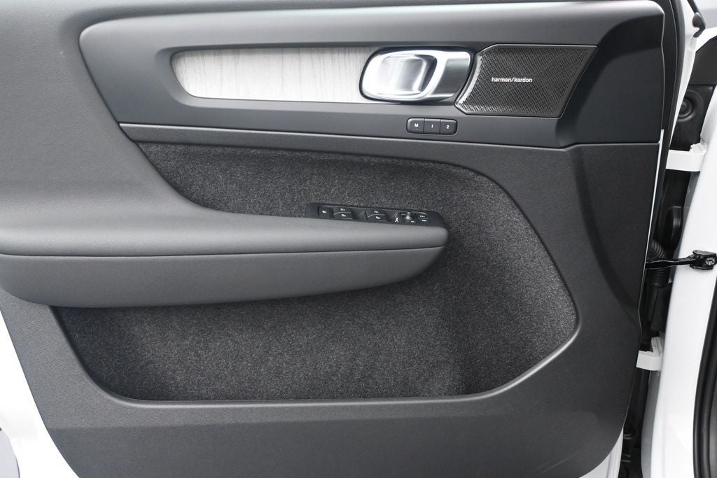 2026 Volvo XC40 B5 Plus