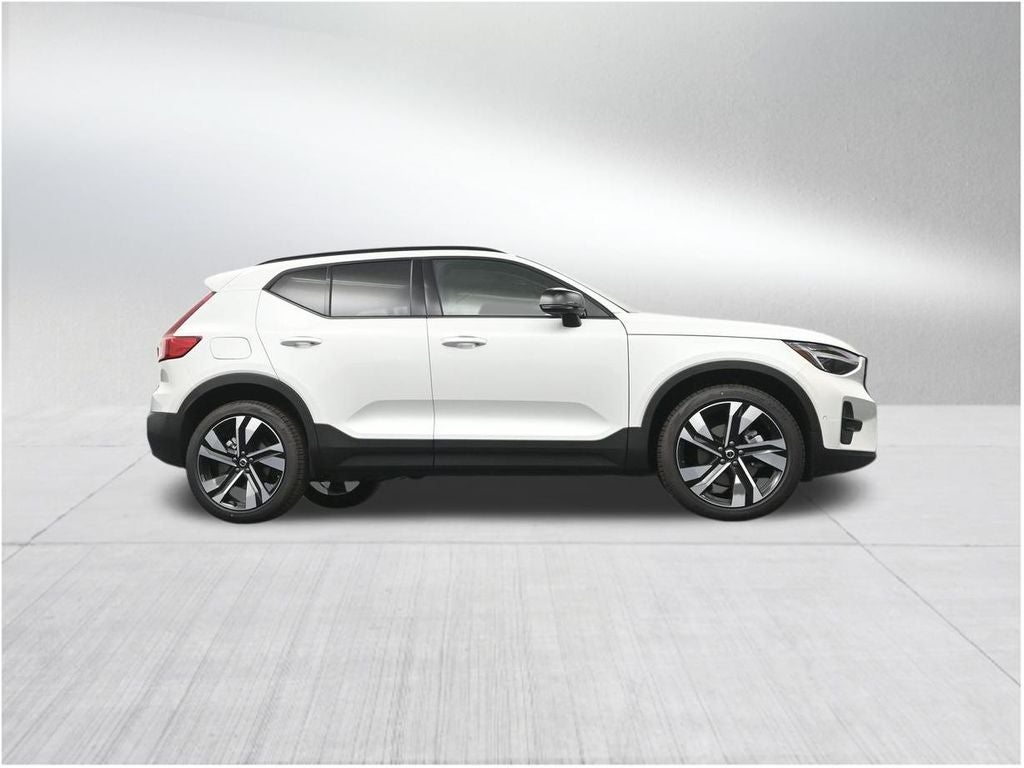 2026 Volvo XC40 B5 Plus