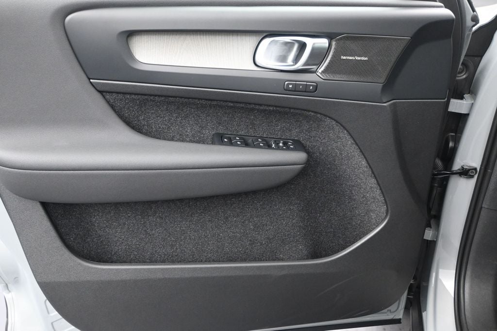 2026 Volvo XC40 B5 Plus